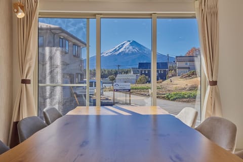 Day, Natural landscape, Living room, Dining area, Mountain view