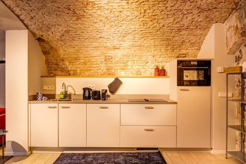 Coffee/tea facilities, Kitchen or kitchenette, oven