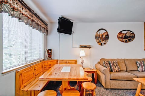 Alpine View House in Yosemite Park Way