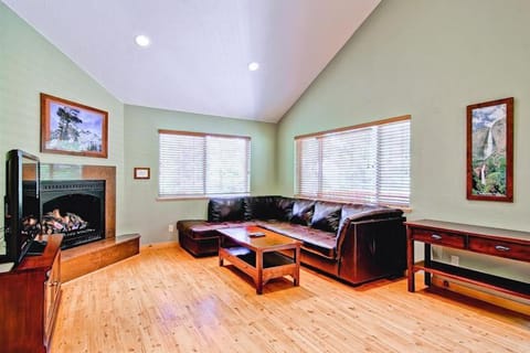 Sequoias West House in Yosemite Park Way