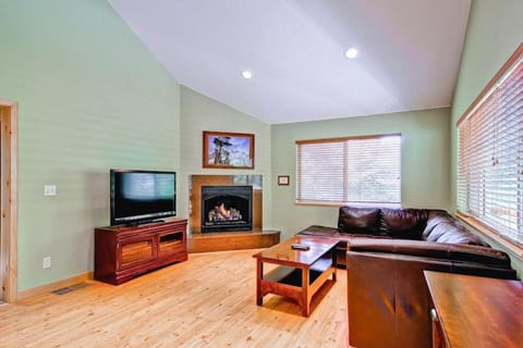 Sequoias West House in Yosemite Park Way