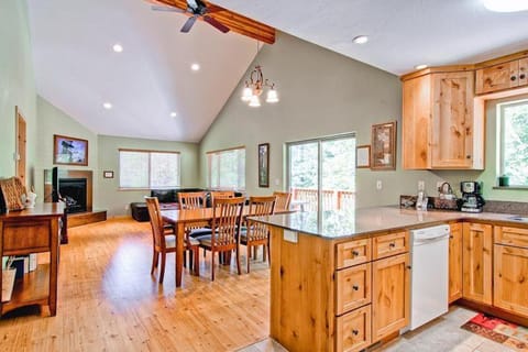 Sequoias West House in Yosemite Park Way