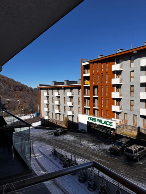 Property building, Day, Neighbourhood, Natural landscape, Winter, Mountain view, Parking