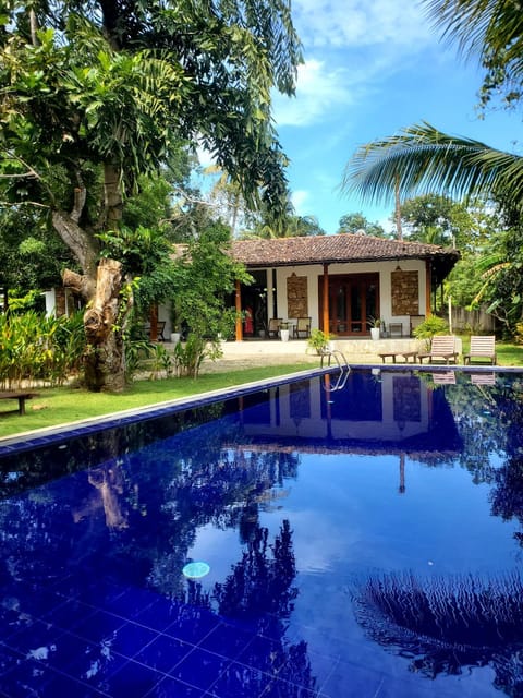 Property building, Natural landscape, Garden, View (from property/room), Garden view, Pool view, Swimming pool, Swimming pool, sunbed