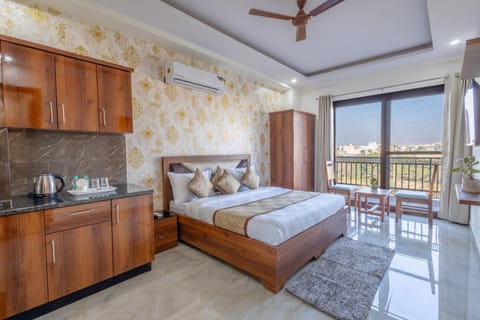 View (from property/room), Balcony/Terrace, Kitchen or kitchenette, Photo of the whole room, Bedroom, air conditioner