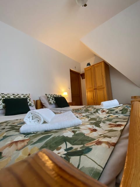 Bed, Photo of the whole room, wardrobe