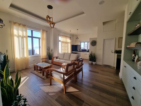 TV and multimedia, Kitchen or kitchenette, Living room, Seating area, Dining area