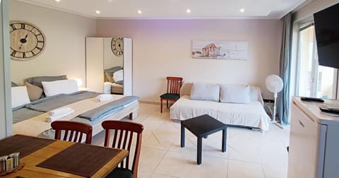 Communal lounge/ TV room, Bed, TV and multimedia, Living room, Seating area, Bedroom