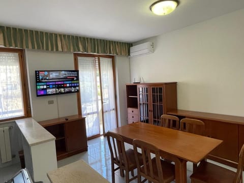 TV and multimedia, Living room, Seating area, Dining area, air conditioner