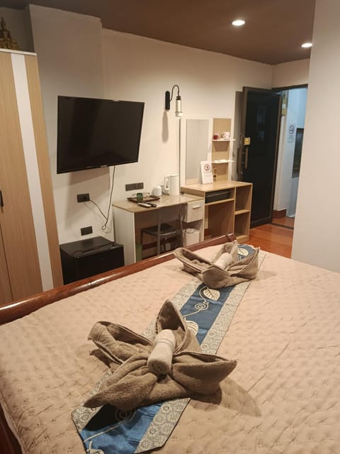 Bed, TV and multimedia, Photo of the whole room, Evening entertainment, Bedroom, towels