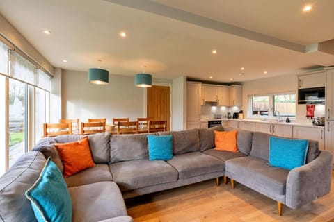 Day, Living room, Dining area, kitchen