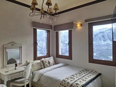 Bed, Day, Natural landscape, Winter, TV and multimedia, View (from property/room), Bedroom, City view, Mountain view, heating, internet