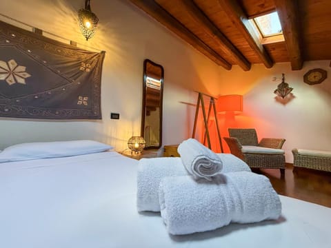 Bed, Photo of the whole room, Decorative detail, Bedroom, heating, towels, air conditioner