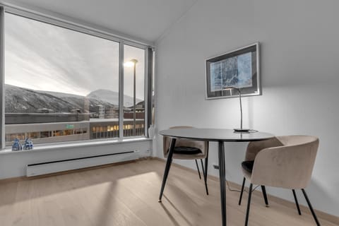 View (from property/room), Seating area, Dining area, Mountain view