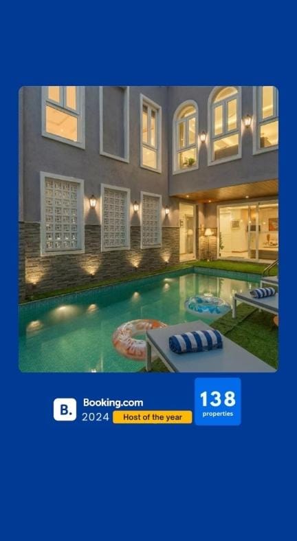 Pool view, Swimming pool, sunbed