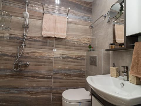 Shower, Toilet, Bathroom, towels