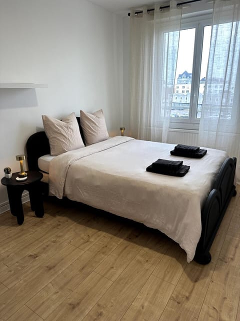 Bed, Photo of the whole room, Bedroom, towels