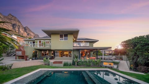 New! Kinvara Villa with Pool, Gym & Lion's Head View Villa in Camps Bay