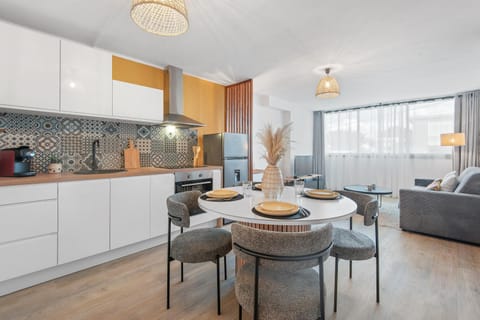 Kitchen or kitchenette, Dining area