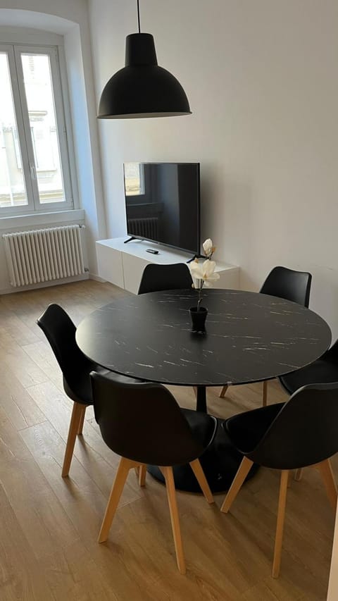 TV and multimedia, Living room, Seating area, Dining area