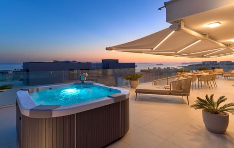 Natural landscape, Hot Tub, Balcony/Terrace, Seating area, sunbed