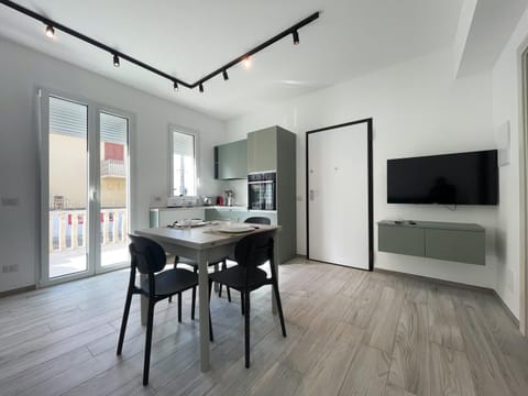 TV and multimedia, Kitchen or kitchenette, Dining area, oven, stove