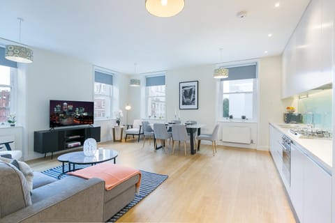 TV and multimedia, Kitchen or kitchenette, Living room, Seating area, Dining area