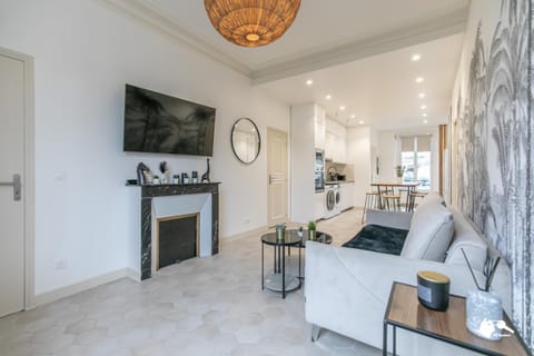 TV and multimedia, Kitchen or kitchenette, Living room, Seating area, Dining area