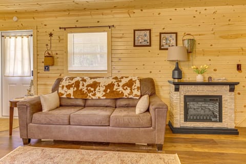 On 40 Acres Charming Cabin in Zanesville! Cabin in Ohio