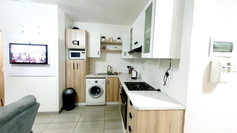 Coffee/tea facilities, Kitchen or kitchenette, oven, stove, washing machine