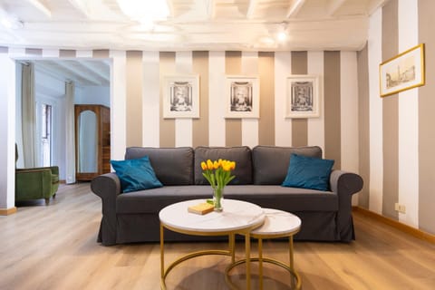 Living room, Seating area