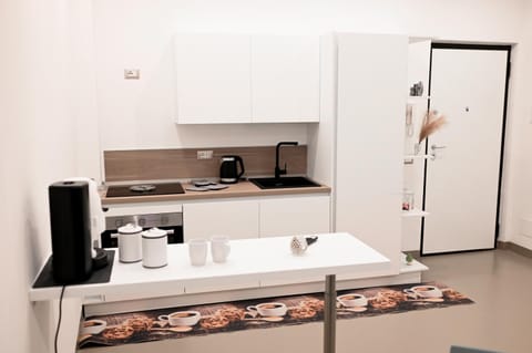 Coffee/tea facilities, Kitchen or kitchenette, minibar, oven, stove