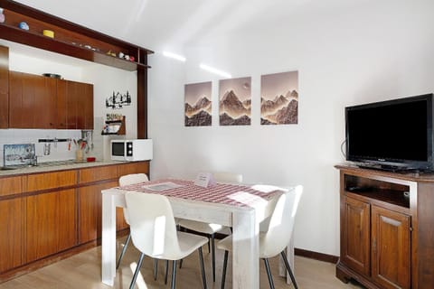 Property building, Kitchen or kitchenette, Living room