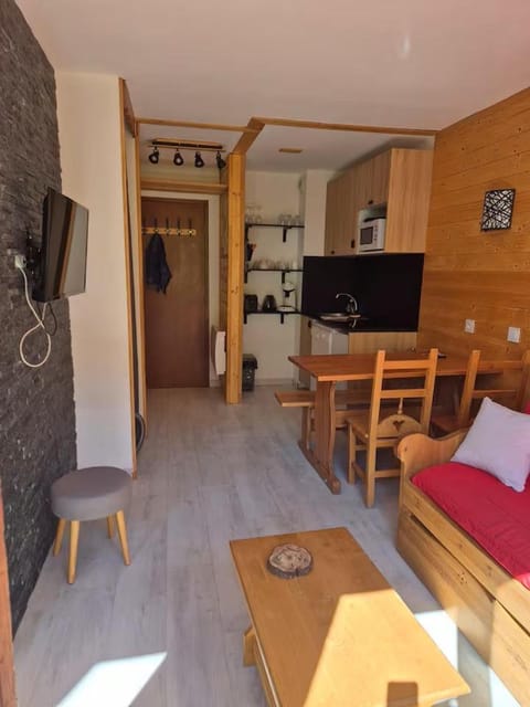 TV and multimedia, Seating area, Dining area