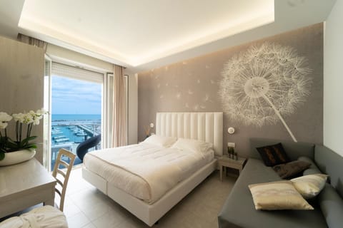 Photo of the whole room, Sea view