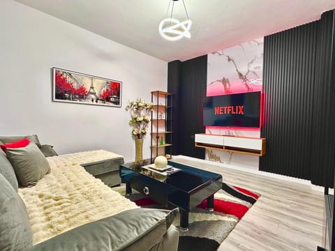 Property building, Communal lounge/ TV room, TV and multimedia, Living room, Photo of the whole room, Seating area