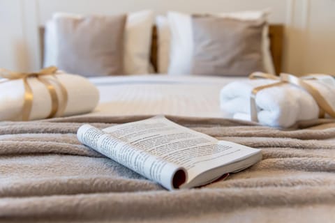 Bed, towels