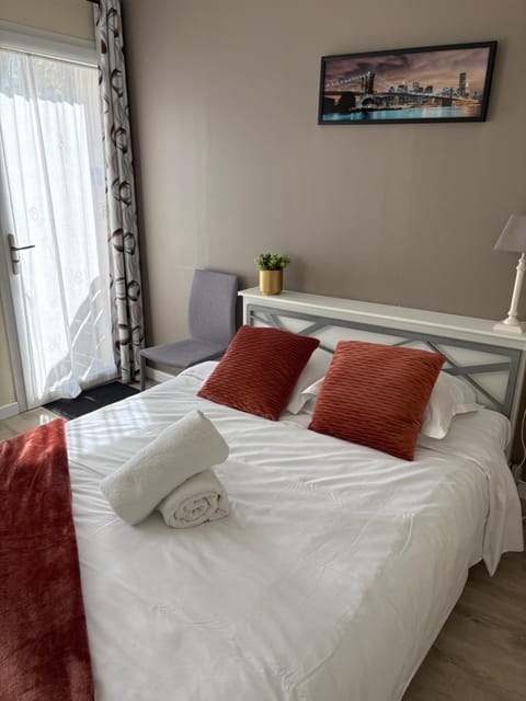 Bed, Living room, Bedroom