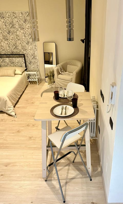 Seating area, Dining area, Bedroom