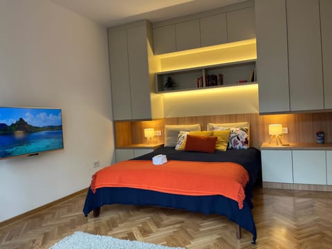Bed, TV and multimedia, Photo of the whole room, Bedroom, wardrobe