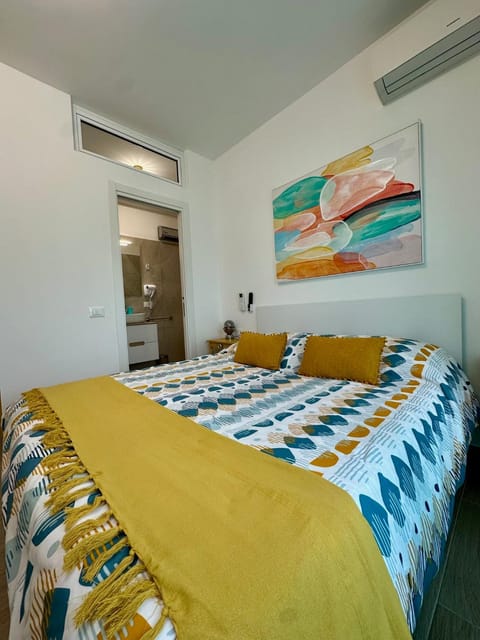 Bed, Bathroom, Photo of the whole room, Bedroom, air conditioner