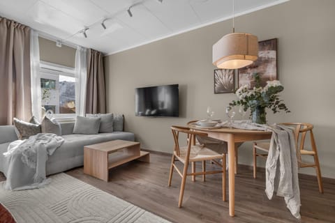 Bed, TV and multimedia, Living room, Seating area, Dining area