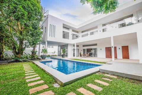 Property building, BBQ facilities, On-site shops, Balcony/Terrace, Garden view, Pool view, Swimming pool, Swimming pool