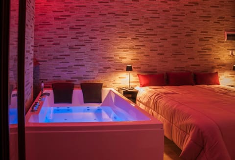 Bed, Hot Tub, Bedroom