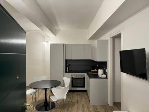 TV and multimedia, Kitchen or kitchenette, Dining area, oven, stove