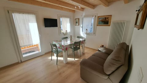 TV and multimedia, Living room, Dining area
