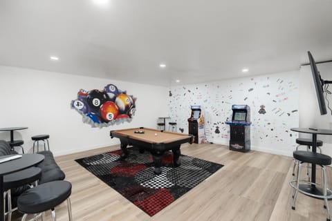 6 Br Paradise Heated Pool Arcade Room Pool Table House in Glendale