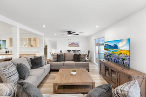 6 Br Paradise Heated Pool Arcade Room Pool Table House in Glendale