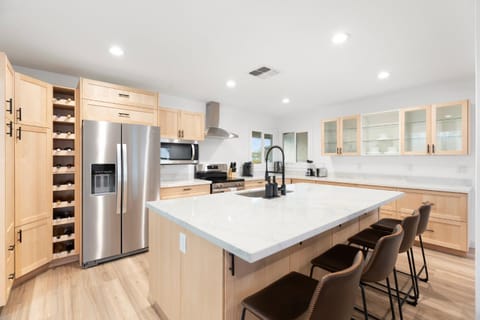 6 Br Paradise Heated Pool Arcade Room Pool Table House in Glendale