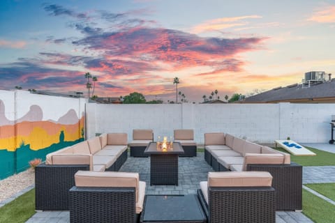 6 Br Paradise Heated Pool Arcade Room Pool Table House in Glendale